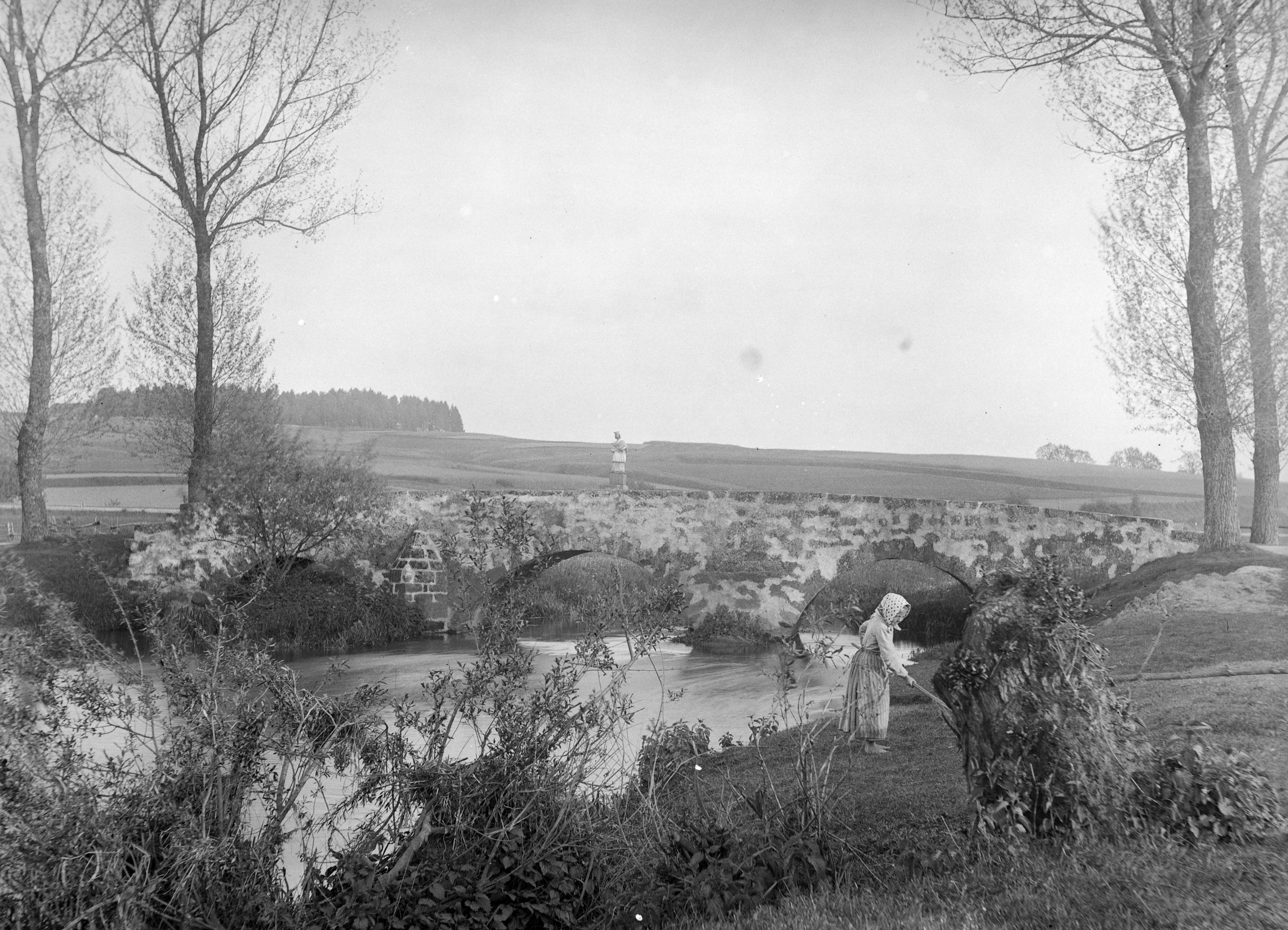 Dreibogenbrücke in Rindelbach und Heuarbeiten