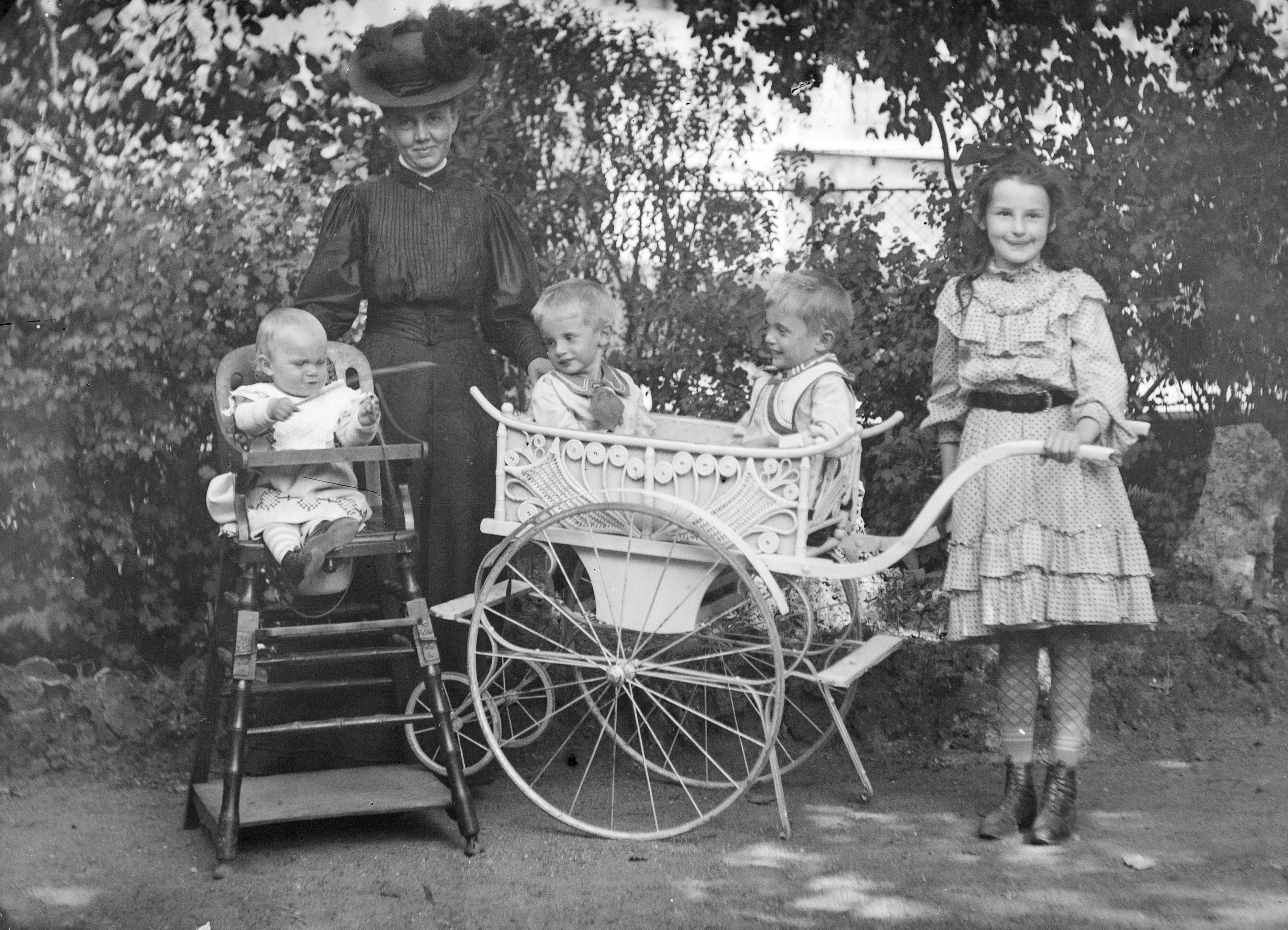 Frau mit Kindern und Kinderwagen