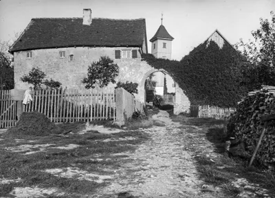 Pause beim Heuen auf Burg Lobenhausen mit Johanniskirche