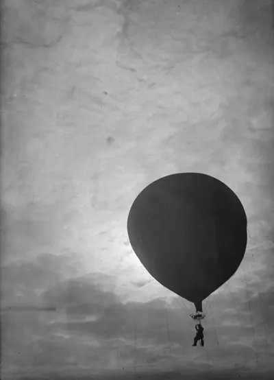 3 mal Frl. Paulus i. Luftballon