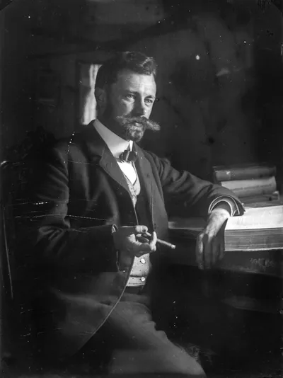 Mann mit Zigarre am Tisch